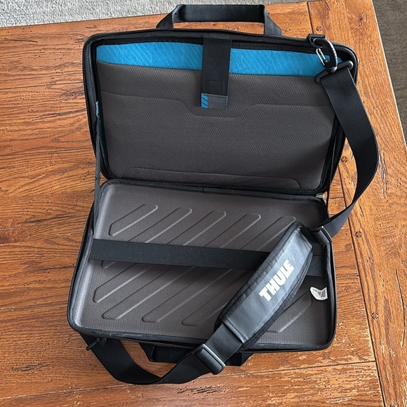 Thule Gauntlet Attache Case for Apple MacBook 15” Hard Shell Laptop Bag Black - Picture 6 of 13